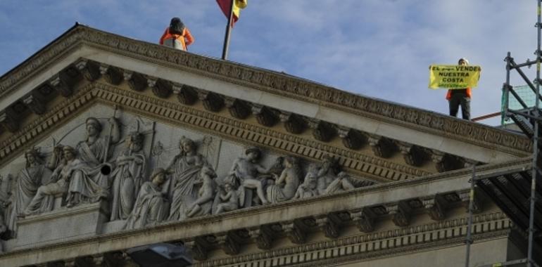 La protesta de Greenpeace llega a lo más alto en el Congreso