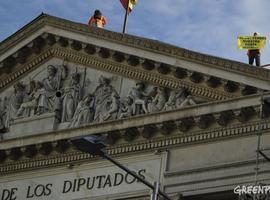 La protesta de Greenpeace llega a lo más alto en el Congreso