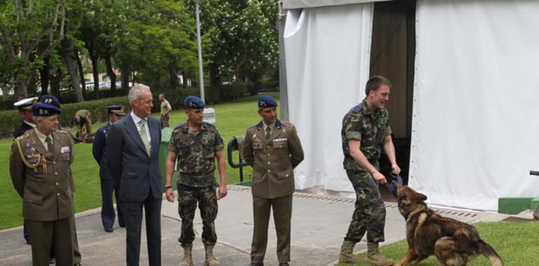 El ministro de Defensa visita los Acuartelamientos de la Guardia Real