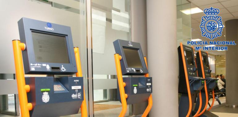 La Policía Nacional aconseja a los ciudadanos anticiparse a la caducidad de sus pasaportes y DNI 
