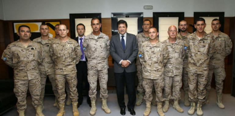 Encuentro del presidente del Principado con militares del Regimiento Príncipe en Afganistán