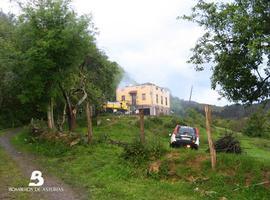 El fuego destruye una vivienda de tres plantas en Villarraba, Salas