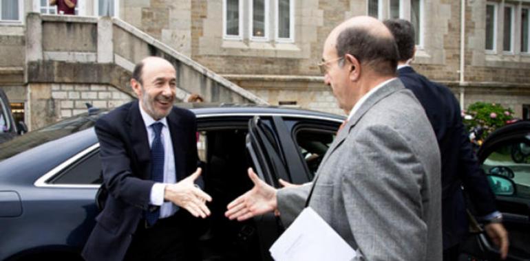 Rubalcaba reitera el papel de los bancos en el endeudamiento de las familias 