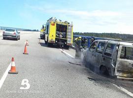Una furgoneta calcinada por completo a la salida de Oviñana, en Cudillero