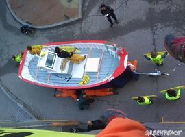  Greenpeace encadena un barco al Ministerio 