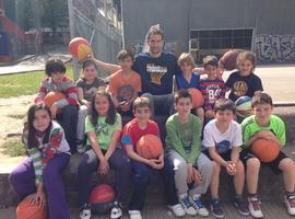 Víctor Pérez, del Oviedo Baloncesto, en la Escuela del Baudilio Arce