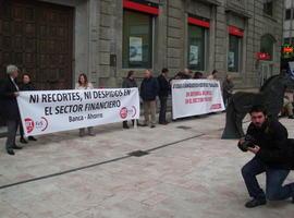 Concentraciones y protestas de trabajadores de Caja-Liberbank por los duros recortes del ERTE