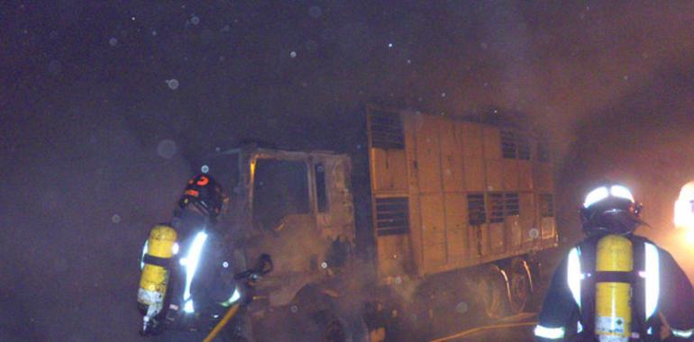 Sofocado el incendio en un camión en el túnel de Vega Viesga que obligó a cerrar el Huerna