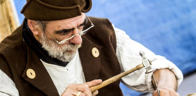 Lugones celebra el VII Mercáu Tradicional