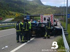 Dos personas heridas, una de mayor consideración, en un accidente de tráfico en Llanes