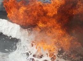 El fuego calcina un turismo en La Felguera, frente al pozu Candín