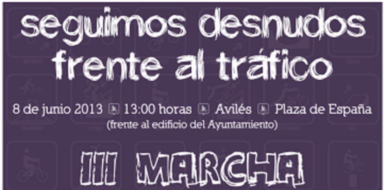 ¡Ciclodesnudos frente al tráfico en Avilés!