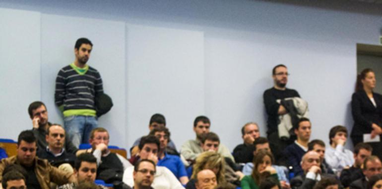 Pedro Duque encandila al auditorio con su relato de la aventura espacial