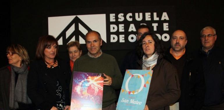 La joven Marina Cañal cuelga el cartel de San Mateo