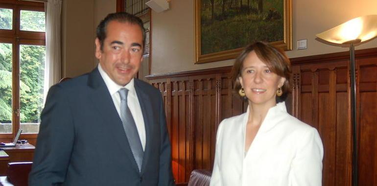 El presidente de la Junta General recibe a la directora de la Fundación Príncipe de Asturias