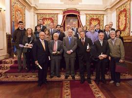 La Universidad de Oviedo entrega sus Insignias de Oro y de Plata al personal jubilado