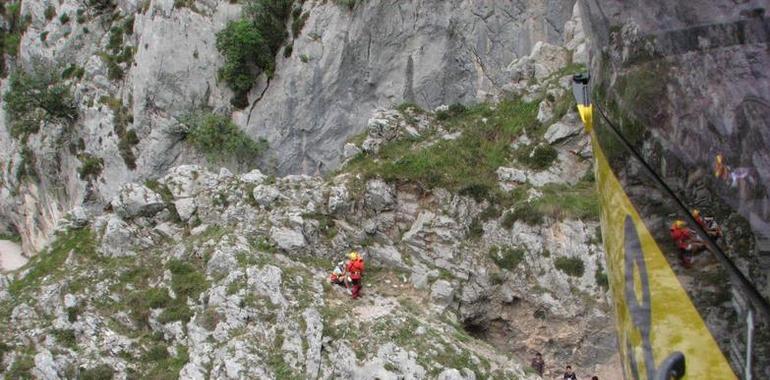 Trasladan 25 kilómetros a pie a un ciclista accidentado en la Ruta del Cares