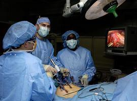 El Hospital Valle del Nalón incorpora una nueva técnica para operar el cáncer de cérvix 