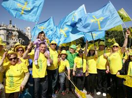 100.000 personas, 700 asturianas, “pintan” Madrid de amarillo en la “Fiesta de la ilusión”