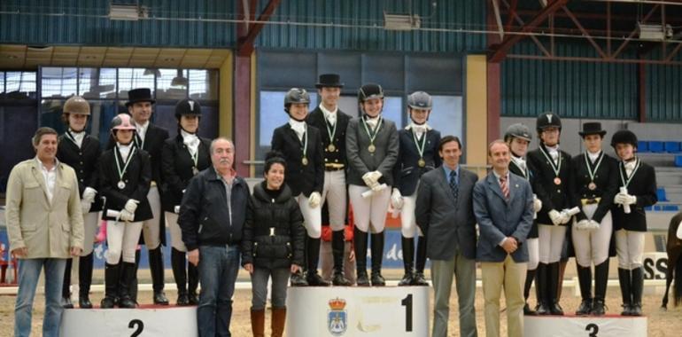 Isaac Fernández, Covadonga Martínez-Hombre e Irene Kocina y Carla Suarez, campeones de Asturias