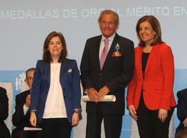 El galán de Cimavilla y Velarde Fuertes reciben la Medalla de Oro al Trabajo