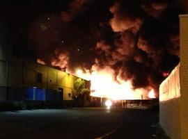 Un voraz incendio en una nave de disolventes pone en alerta máxima a los vecinos de Arganda