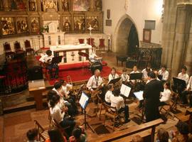 la Banda Municipal de Música de Llanes ofrece un concierto al aire libre en la plaza de La Magdalena