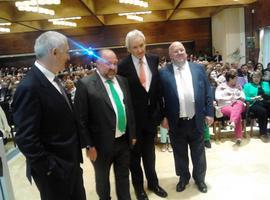 La presentación del libro sobre el Castillo del Bosque de La Zoreda reúne a más de mil personas