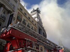 Un incendio en la calle Alcalá amenaza con destruir el teatro Alcázar