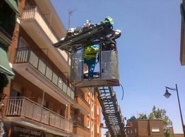 Los bomberos rescatan a un hombre inconsciente que no podía salir por la escalera de caracol