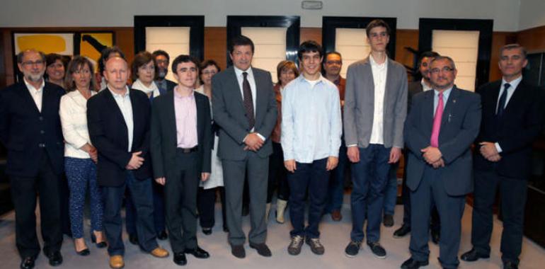 Alumnos ganadores de la Olimpiada de Química con el presidente del Principado