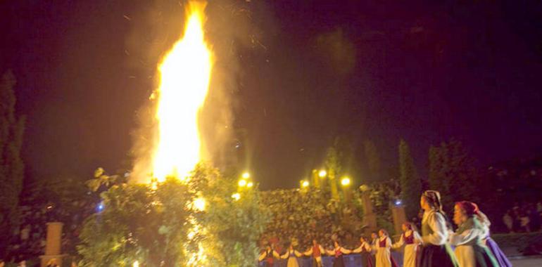 Folk y teatro arropan en Oviedo la Noche de San Juan y a los que nella tan