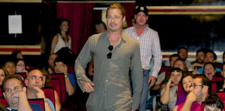 Brad Pitt revoluciona el cine Capitol de Madrid al aparecer por sorpresa en la fan premiere 
