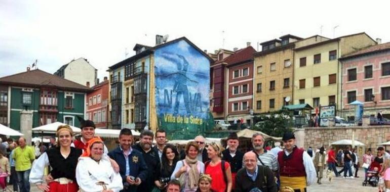 Gran afluencia de público y asturianía a rebosar en el Mercáu Astur de Nava