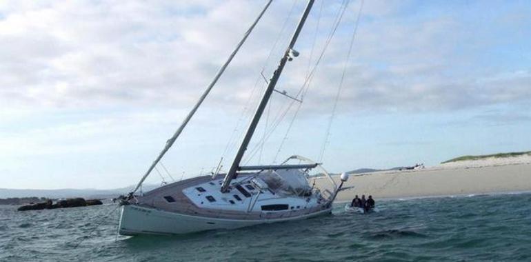 Salvamentog Marítimo socorre al Peluxo Onve, en la Ria de Arosa