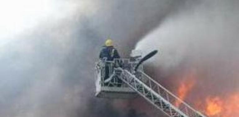 Intoxicado un vecino de El Entrego en el incendio que destruyó parte de su vivienda 