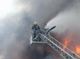 Intoxicado un vecino de El Entrego en el incendio que destruyó parte de su vivienda 