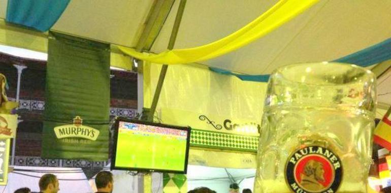 Diversión, fútbol y F-1 en el Oktoberfest de Gijón