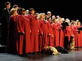 El Orfeón “Fermín Gurbindo”, formado por personas con discapacidad visual, en Oviedo 