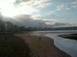 El Ministerio limita las casetas en la playa de Gijón a 25, pero no repone la arena 