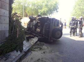 Dos heridos en Las Rozas tras caer su vehículo cuatro metros desde un puente