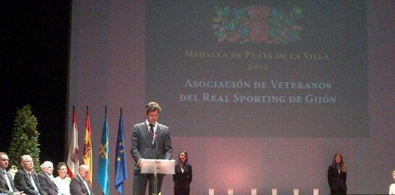 Gijón entrega sus medallas a vecinos y entidades destacadas