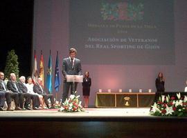 Gijón entrega sus medallas a vecinos y entidades destacadas 