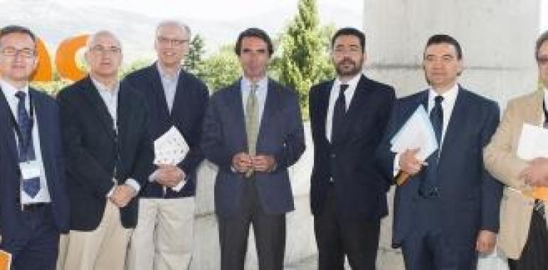 Aznar pide un sistema fiscal justo y eficiente 