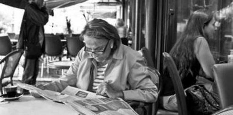 Las mujeres saben menos de política que los hombres en todo el mundo