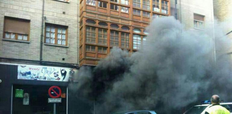 Un aparatoso incendio en un bajo comercial en la calle Uría de Cangas obliga a evacuar al vecindario