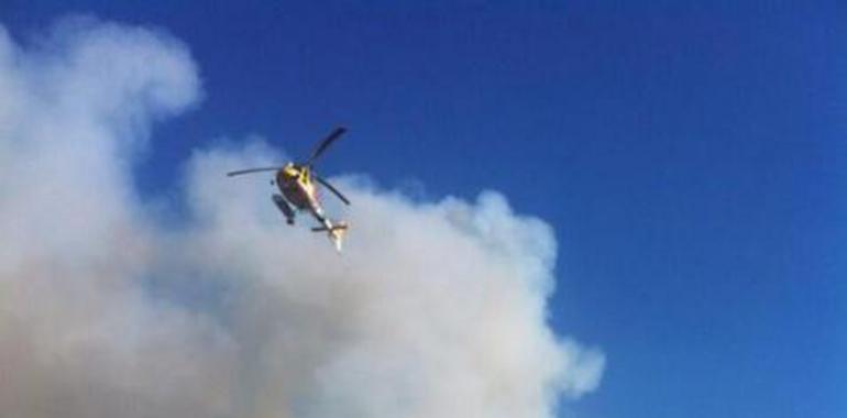 Miles de vecinos desalojados a causa de un voraz incendio forestal en Valdemorillo, Madrid