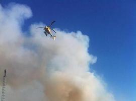 Miles de vecinos desalojados a causa de un voraz incendio forestal en Valdemorillo, Madrid