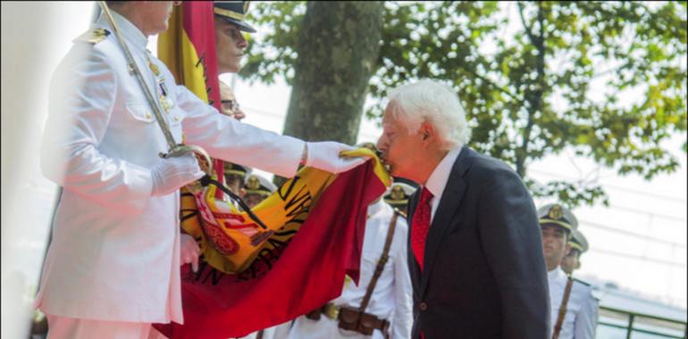 300 avilesinos sellan su fidelidad a la bandera ante el Juan Sebastián del Cano