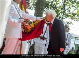 300 avilesinos sellan su fidelidad a la bandera ante el Juan Sebastián del Cano